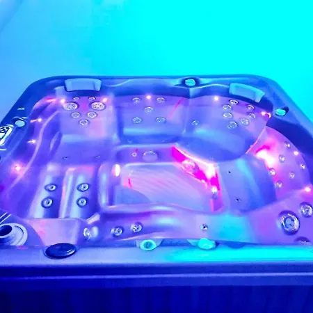 Konstantin & דירה *