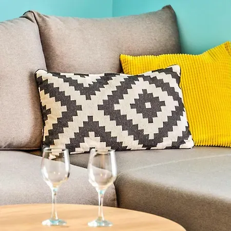 Konstantin & דירה